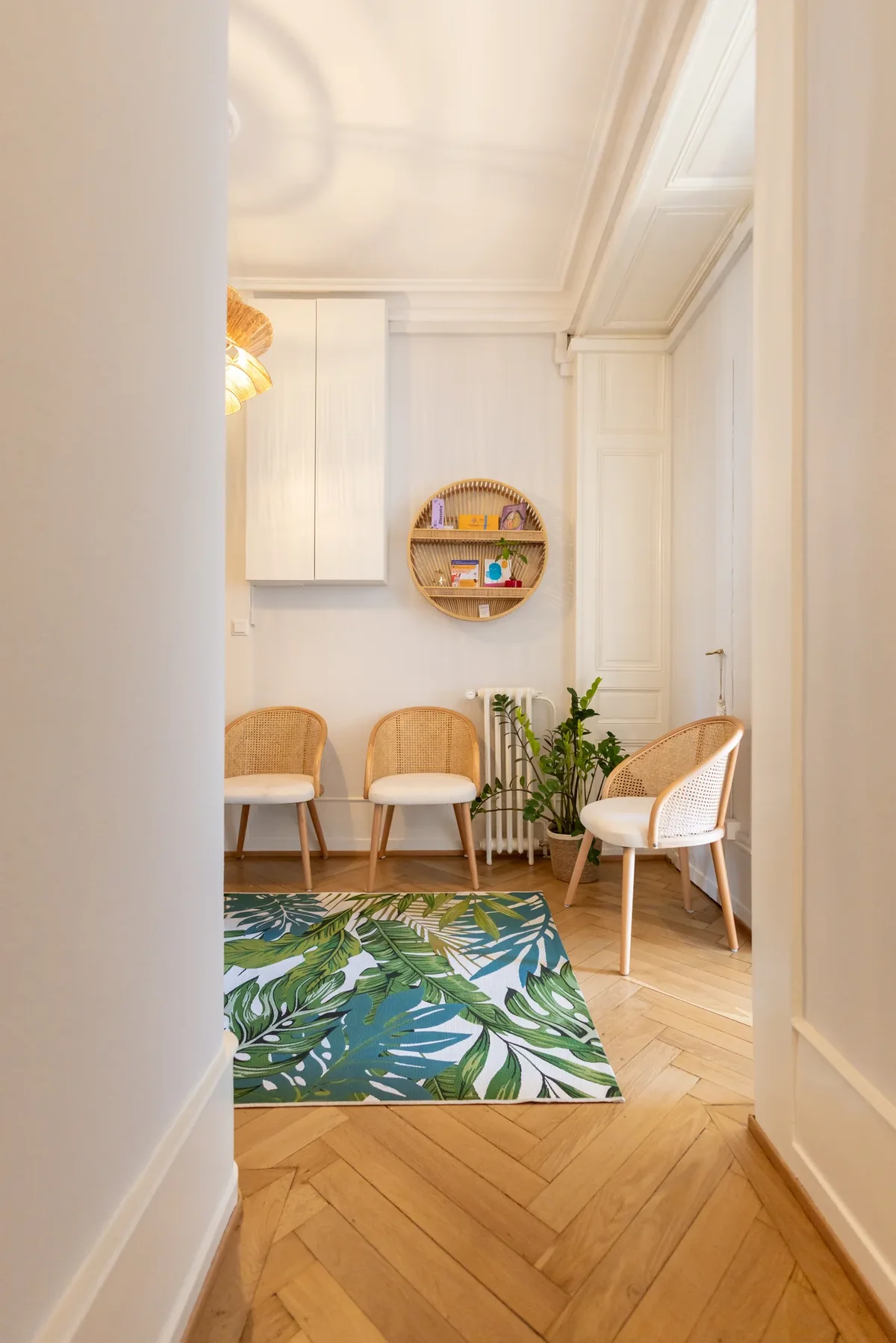 Salle d'attente lumineuse de Maison Sama, ouverte sur le jardin