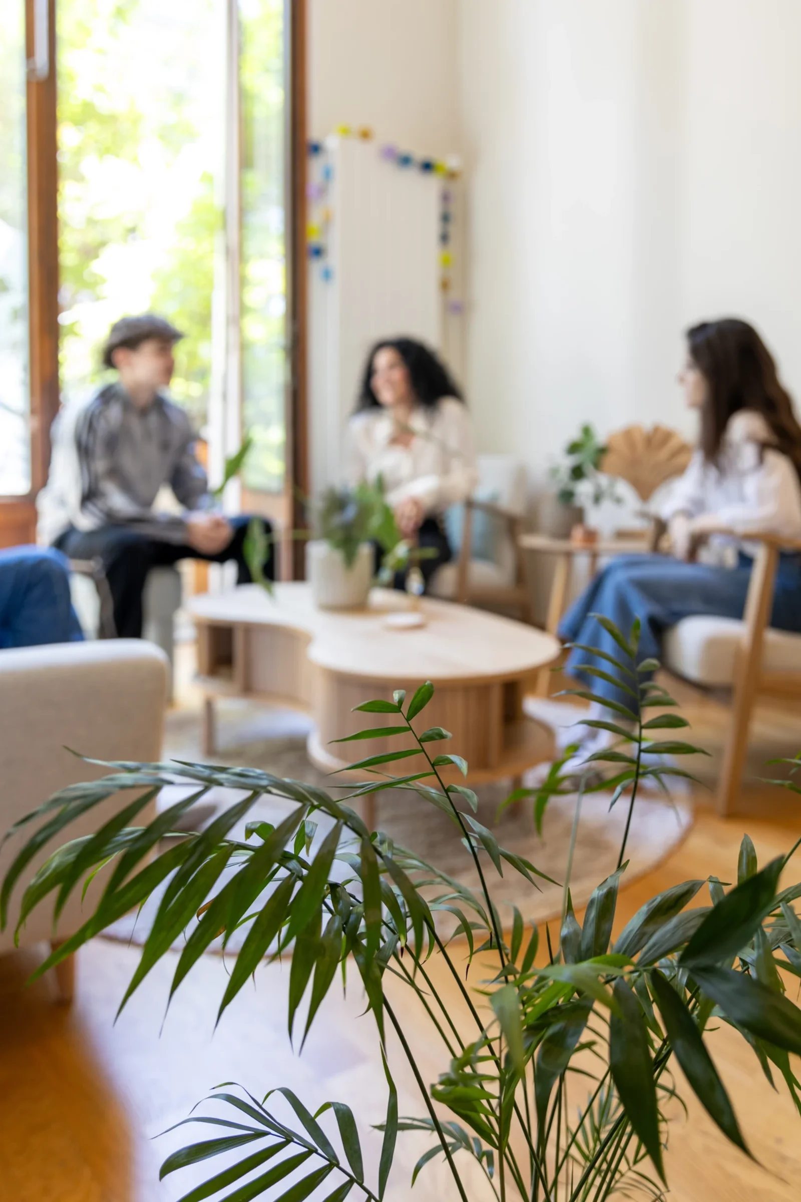 Espace lumineux du cabinet Maison Sama, plantes et matières naturelles
