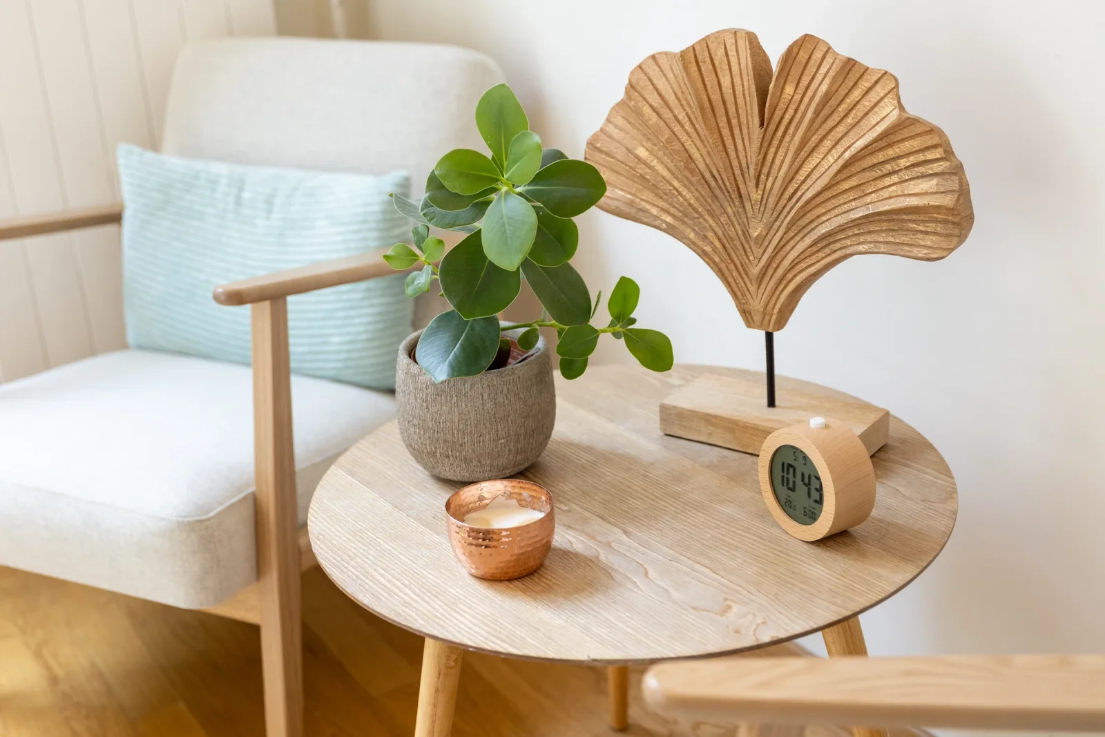 Détail ginkgo près d'un fauteuil, atmosphère du cabinet